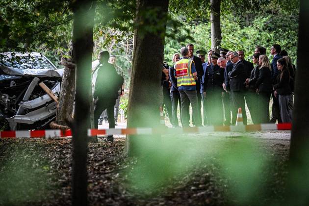 Anschag in Berlin Auto rast in Menschenmenge - CSD in Berlin ** NUR FÜR REDAKTIONELLE ZWECKE ** EDITORIAL USE ONLY **<p>Eine Gruppe mit unter anderem Barbara Slowik Meisel Polizeipräsidentin der Polizei Berlin, Kai Wegner (CDU), Regierender Bürgermeister von Berlin, Bundesinnenminister Alexander Dobrindt (CSU), betrachtet den Ort, an dem ein Fahrzeug auf einen Baum geprallt ist. Am Rande des Christopher Street Day in Berlin war das Fahrzeug in eine Menschenmenge gefahren. Dabei wurde eine Frau getötet, 16 weitere Menschen verletzt, zum Teil schwer. , fotografiert am 26.07.2026 in Berlin. Berlin Berlin Berlin Copyright: MaurizioxGambarini