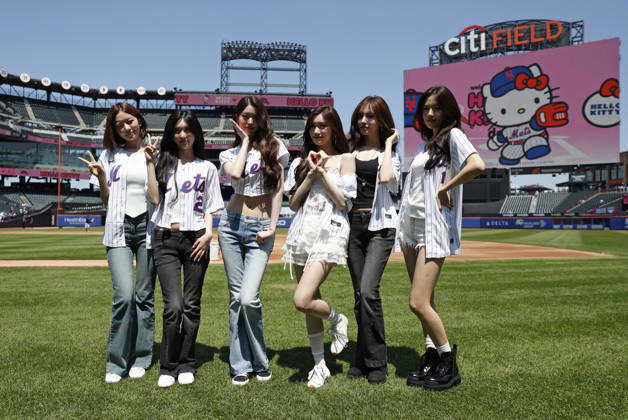 Rei, Gaeul, Jang Won-young, An Yu-jin, Leeseo and Liz of the K-pop girl group Ive stands on the field before Jang Won-young throws out the first pitch when the Los Angeles Dodgers play the New York Mets at Citi Field on Sunday, July 26, 2026 in New York City.  NYP20260726114 JOHNxANGELILLO