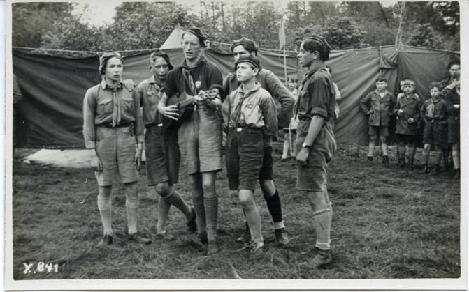 Nerother Wandervogel, Burg Waldeck, Wandervogel, Jungenbund, Jugendbewegung, Karl Fischer, im Nationalsozialismus verfolgt und verboten, Gruppe von Pfadfindern steht zusammen vor Zelten in einer Wiese, gemeinschaftlich, Julius Groß, um 1930 Nerother wandervogel, Waldeck Castle, wandervogel, boys association, youth movement, Karl Fischer, persecuted and forbidden under National Socialism, group of scouts standing together in front of tents in a meadow, together, Julius Gross, around 1930 Copyright: imageBROKER BodoxNiemann iblbni18539248.jpg