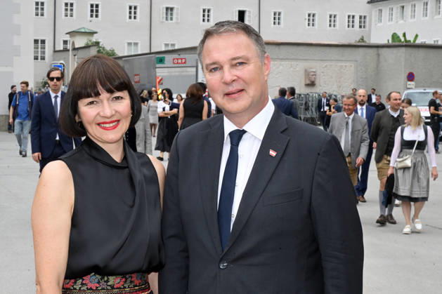 Eröffnung der Salzburger Festspiele 2026, fotografiert am 26.07.26. Das Bild zeigt den Vizekanzler der Republik Österreich und Bundesminister für Wohnen, Kunst, Kultur, Medien und Sport in der Bundesregierung Stocker, Andreas Babler, mit Ehefrau Grafikerin und Illustratorin bei den Kinderfreunden in der Bundesorganisation, Karin Blum 2026 - Eröffnung der Salzburger Festspiele 2026, am 26.07.26