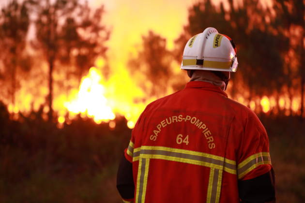 Firefighting efforts continue in southeastern France MIRABEL-ET-BLACONS, FRANCE - JULY 28: Firefighters continue battling a wildfire near the town of Mirabel-et-Blacons in southeastern France on July 28, 2026, as high temperatures, low humidity and shifting winds complicate containment efforts while authorities evacuate thousands of people from campsites in the country s southwest. In southwestern France, authorities evacuated around 4,000 people from campsites in Lacanau, according to the Gironde prefecture. Mohamad Salaheldin Abdelghani Alsayed Anadolu Mirabel-Et-Blacons France. Editorial use only. Please get in touch for any other usage.  Copyright: x2026xAnadoluxMohamadxSalaheldinxAbdelghanixAlsayedx