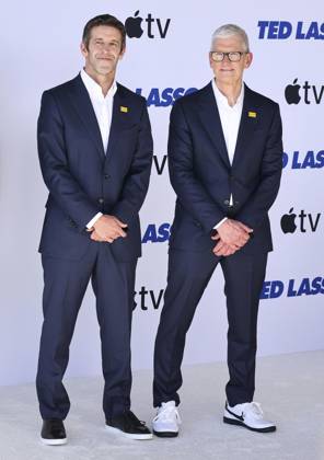 John Ternus und Tim Cook bei der Premiere der vierten Staffel von Apple TV Ted Lasso am 27. Juli 2026 im Academy Museum of Motion Pictures in Los Angeles, USA, Los Angeles, Kalifornien, USA, Los Angeles, Kalifornien, USA John Ternus and Tim Cook at the premiere of Apple TV s Ted Lasso Season 4 held at Academy Museum of Motion Pictures in Los Angeles, USA on July 27, 2026, Los Angeles, CA, USA, Los Angeles, California, USA Copyright: imageBROKER Lumaimages.com ibltuj18608336.jpg