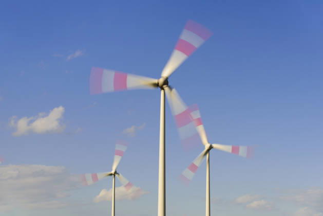 Windkraftanlage in Bewegung Windkraftanlage in Bewegung als Symbolbild für Energieerzeugung mit grünem Strom - DIGITAL BEARBEITET - NUR FÜR REDAKTIONELLE VERWENDUNG -