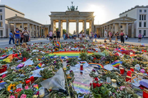 Blumen und Beileidsbekundungen nach tödlicher Amokfahrt beim CSD 2026 , Brandenburger Tor, CSD, Terror, Anschlag, Berliner Christopher Street Day, News, Aktuelles , Berlin Blumen und Beileidsbekundungen nach tödlicher Amokfahrt beim CSD 2026 vor dem Brandenburger Tor, CSD, Terror, Anschlag, Berliner Christopher Street Day, News, Aktuelles , Berlin