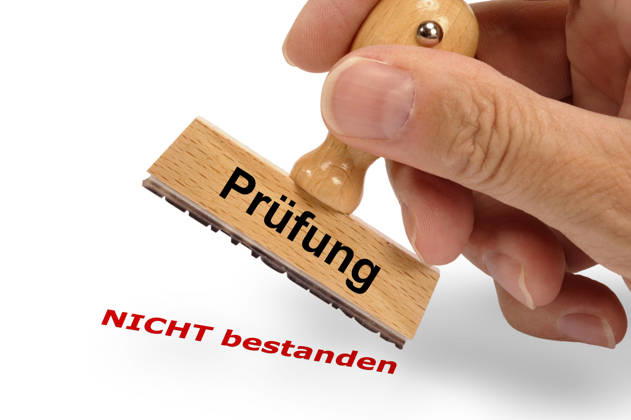 Holzstempel in der Hand mit Aufdruck - Prüfung NICHT bestanden Eine Hand hält einen Holzstempel mit dem Aufdruck - Prüfung NICHT bestanden - FOTOMONTAGE - NUR FÜR REDAKTIONELLE VERWENDUNG -