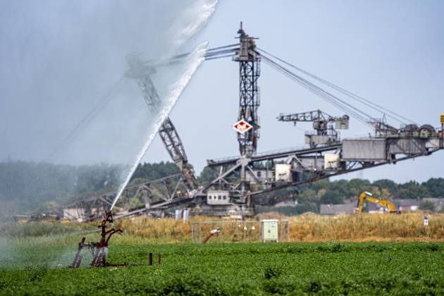 Künstliche Bewässerung eines Möhren Feldes mit einer Beregnungsanlage, lange Trockenheit im Sommer macht dies notwendig um die Ernte zu sichern, bei Erkelenz-Holzweiler, am Braunkohletagebau Garzweiler, Braunkohlebagger, NRW, Deutschland Künstliche Bewässerung