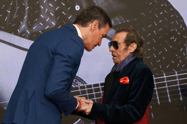 Flamenco guitarist Pepe Habichuela dies at age 82. File photo. Prime Minister Pedro Sánchez, presents an award to musician José Antonio Carmona (Pepe Habichuela), during a tribute to the Romani people marking the 600th anniversary of their arrival in Spain, at the Moncloa Complex on February 21, 2026, in Madrid, Spain. The event, titled GELEM, GELEM, brought together figures from the worlds of culture, politics, academia, and social activism to champion the struggle for equal rights for the Romani people and their cultural richness. Madrid, Spain Copyright: xMatiasxChiofalox 7701999