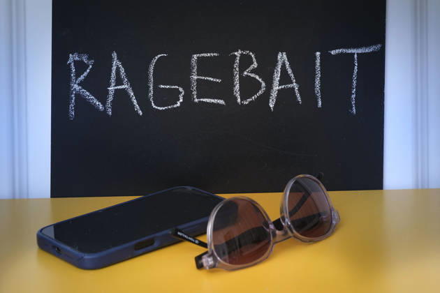 Präsentation der offiziellen Top 10 Nominierten für die Wahl zum Jugendwort des Jahres 2026. Der Langenscheidt-Verlag hat die von Jugendlichen eingereichten Begriffe für die finale Abstimmungsrunde freigegeben. Im Fokus steht das Wort RAGEBAIT, welches absichtlich provokante Social-Media-Inhalte beschreibt, die Wut auslösen sollen, um Reichweite zu generieren.