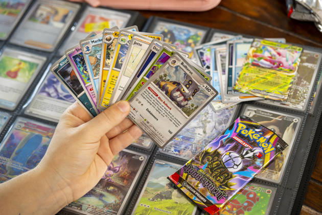 05.08.2026, Deutschland, Bayern, Pokemon-Sammelkarten, eine Teenagerin sammelt begeistert Pokemon-Karten in ihrem Sammelheft. 05.08.2026, Pokemon 05.08.2026, Pokemon
