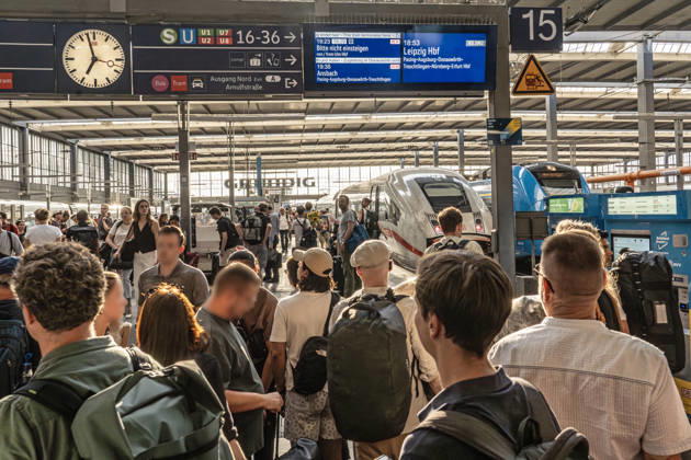 Münchner Hauptbahnhof, Reisende eilen zu ihren Zügen, abends um 19 Uhr, München, August 2026 Deutschland, München, August 2026, Münchner Hauptbahnhof, Reisende eilen zu ihren Zügen, an Gleis 15 steht ein ICE nach Leipzig kurz vor der Abfahrt, abends um kurz vor 19 Uhr, Bahnverkehr, Fernverkehr, DB, Deutsche Bahn, Sommer, Bayern, bayerisch,