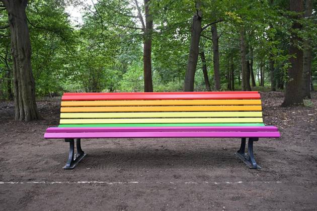 CSD Anschlag: Baum und Regenbogenbank werden am Unglücksort aufgestellt ** NUR FÜR REDAKTIONELLE ZWECKE ** EDITORIAL USE ONLY **<p>CSD Anschlag: Baum und Regenbogenbank werden am Unglücksort aufgestellt, fotografiert am 06.08.2026 in Berlin. Berlin Berlin Berlin Copyright: MaurizioxGambarini