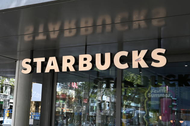Logo, Schriftzug Starbucks, ein auf Kaffeeprodukte spezialisiertes, international tätiges US-amerikanisches Einzelhandelsunternehmen und Franchisegeber