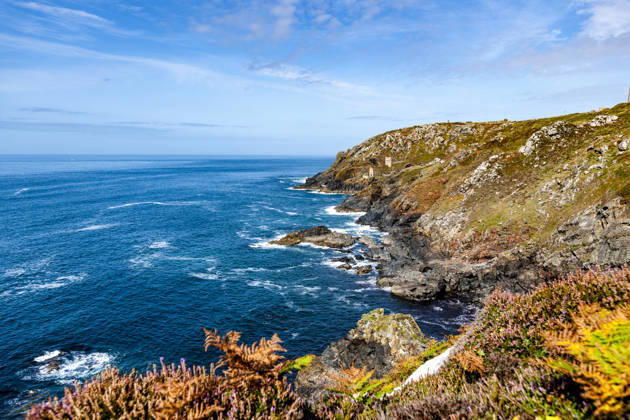 The historic Botallack Mine sits on a steep cliff in West Cornwall, Cornwall Großbrittanien EGBF02018