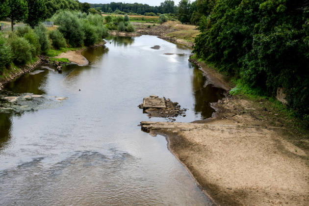 Wassermangel im Regierungsbezirk Münster. Die Ems im Naturschutzgebiet bei Greven ist von akutem Wassermangel betroffen. Bezirksregierung Münster untersagt Wasserentnahme aus der Ems (Kreise Steinfurt und Warendorf und Stadt Münster). Greven, Nordrhein-Westfalen, DEU, Deutschland, 07.08.2026