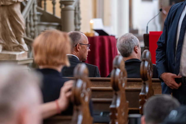 Bundeskanzler Friedrich Merz bei der Trauerandacht in der Berliner Kirche St. Marien mit anschließendem Trauermarsch nach dem Terroranschlag auf die Berliner Christopher STreet Day Parade (CSD, Berlin Pride 29 9.Personen wurden bei der Amokfahrt verletzt eine Person kam ums Leben. Chancellor Friedrich Merz attended a memorial service at St. Marien Church in Berlin, followed by a memorial march, after the terrorist attack on the Berlin Christopher Street Day Parade (CSD, Berlin Pride). Nine people were injured in the rampage, and one person was killed. Terroranschlag auf Berliner CSD - Trauerandacht und Trauermarsch