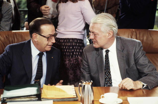 Bundesinnenminister Friedrich Zimmermann und Bundesfinanzminister Gerhard Stoltenberg im Gespräch während einer Sitzung des Bundeskabinetts. Bonn, 1980er Jahre. Bonn Nordrhein-Westfalen Deutschland Copyright: xUnitedxArchivesx xSvenxSimonxArchives SVS_94060001032