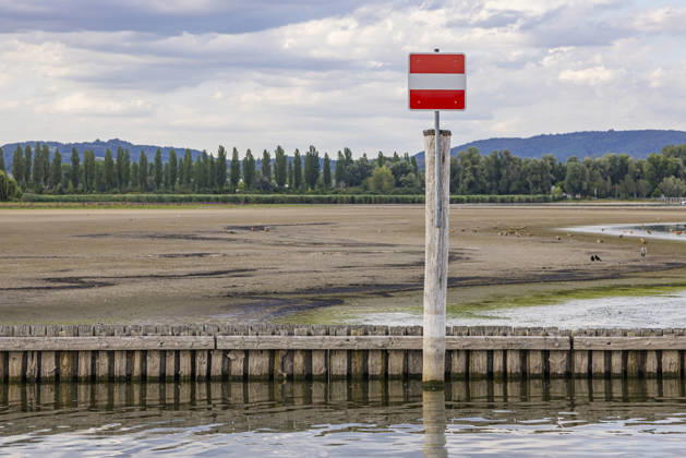 Hafen von Moos am Bodensee mit wenig Wasser. Der Wasserstand ist aufgrund des heißen Sommers auf einem Tiefststand. In vielen Häfen des Untersees ist kaum noch Wasser. Moos liegt am Ufer des Bodensees auf der Halbinsel Höri. 06.08.2026, Moos, Baden-Württemberg, Deutschland