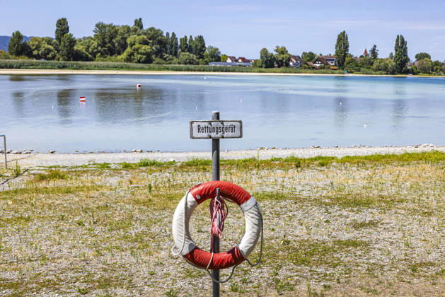 Strandbad auf der Insel Reichenau im Bodensee. Sorge bereitet der niedrige Wasserstand. Der Zugang zum Wasser ist erschwert. Ein Rettungsring weit entfernt vom Ufer. 07.08.2026, Reichenau, Baden-Württemberg, Deutschland