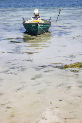 Ein Ruderboot ist festgemacht an einer Boje weit entfernt vom eigentlichen Ufer des Bodensee. Sorge bereitet der niedrige Wasserstand. Der Zugang zum Wasser ist erschwert. 07.08.2026, Reichenau, Baden-Württemberg, Deutschland