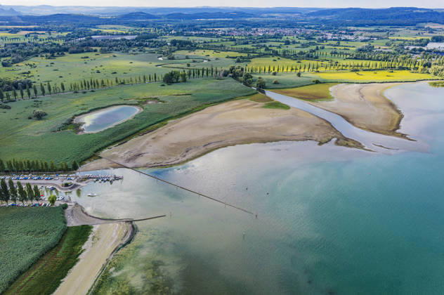 Radolfzeller Aachmündung. Hafen von Moos am Bodensee mit wenig Wasser. Der Wasserstand ist aufgrund des heißen Sommers auf einem Tiefststand. In vielen Häfen des Untersees ist kaum noch Wasser. Moos liegt am Ufer des Bodensees auf der Halbinsel Höri. 06.08.2026, Moos, Baden-Württemberg, Deutschland
