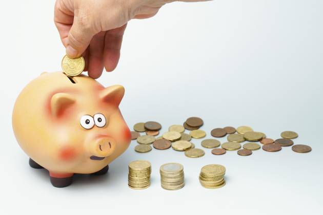 Handsparende Euro Münze in einem keramischen Sparschwein, die Bankwesen, Finanzen, Investitionen und zukünftige Ersparnisse symbolisiert Hand saving euro coin in a ceramic piggy bank, symbolizing banking, finance, investment, and future savings Copyright: imageBROKER joseantona ibxjhh18562041.jpg