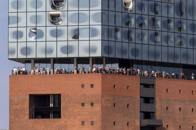 Touristenattraktion, Detailansicht, Touristen auf der Aussichtsplattform Plaza, Elbphilharmonie in der Hafencity im Hafen von Hamburg, Deutschland Tourist attraction, detailed view, tourists on the Plaza observation deck, Elbe Philharmonic Hall in Hafencity in the port of Hamburg, Germany Copyright: imageBROKER ChristopherxTamcke iblcrt18711531.jpg
