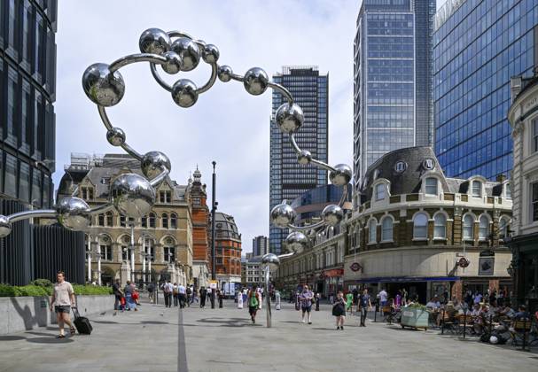 Skulptur Infinite Accumulation der japanischen Künstlerin Yayoi Kusama, spiegelnde Kugeln, an der Liverpool Street Station, Broadgate-Viertel, City of London, London, England, Großbritannien, Großbritannien Infinite Accumulation sculpture by Japanese artist Yayoi Kusama, reflecting spheres, at Liverpool Street Station, Broadgate District, City of London, England, Great Britain, Great Britain Copyright: imageBROKER FabianxvonxPoser iblfvp18716713.jpg