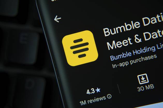 Austin, Vereinigte Staaten — 23. Juli 2026: Die Bumble App Seite im Google Play Store wird auf einem Smartphone Bildschirm angezeigt Austin, United States - 23 July 2026: Bumble app page on Google Play Store is seen on a smartphone screen Copyright: imageBROKER MojahidxMottakin iblmmo18707697.jpg