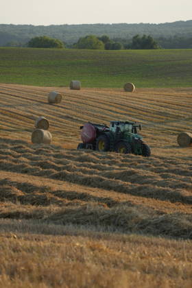 Uckermark GER, Deutschland, 20260810,Uckermark, Traktoreinsatz