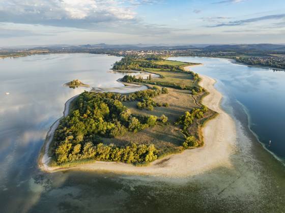 Luftbild von der Halbinsel Mettnau bei Radolfzell am Bodensee bei historischem Tiefstand, Niedrigwasser bei Pegelstand 286 cm, am Horizont die Stadt Radolfzell und die Hegauberge, Landkreis Konstanz, Baden-Württemberg, Deutschland Aerial view of the Mettnau peninsula near Radolfzell on Lake Constance at historic lows, low tide at water level 286 cm, on the horizon the town of Radolfzell and the Hegauberge Mountains, Konstanz district, Baden-Württemberg, Germany Copyright: imageBROKER MarkusxKeller ibxmkl18715702.jpg
