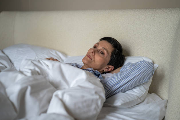 Eine unglückliche, nachdenkliche ältere Frau, die morgens zu Hause im Bett liegt und einen verlorenen, erschöpften Gesichtsausdruck hat. Unhappy thoughtful senior woman lying in bed in morning at home with lost exhausted expression, elderly female in bedroom showing loneliness and depression at older age, life after divorce. Melancholy (License=RF) ,model released, Symbolfoto Copyright: xZoonar.com DmitriixMarchenkox 25423469 ,model released, Symbolfoto ,property released