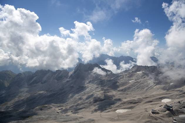 Weite Berglandschaft unter einem strahlend blauen Himmel mit eindrucksvollen Wolkenformationen, Zugspitze in Garmisch-Partenkirchen in Bayern Deutschland Wide mountain landscape under a bright blue sky with impressive cloud formations, Zugspitze in Garmisch-Partenkirchen in Bavaria Germany Copyright: imageBROKER Unknown ibxyrl17891957.jpg