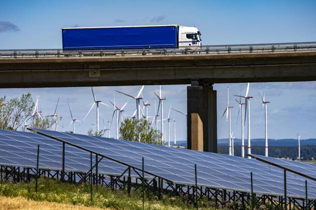 Autobahn A44, Talbrücke Ottensgrund östlich vom Autobahnkreuz Wünnenberg-Haaren, beim Ortsteil Haaren, Solarpark, Photovoltaik Park, Windparks zwischen Paderborn und Lichtenau, LKW Verkehr, NRW, Deutschland, Windpark Autobahn