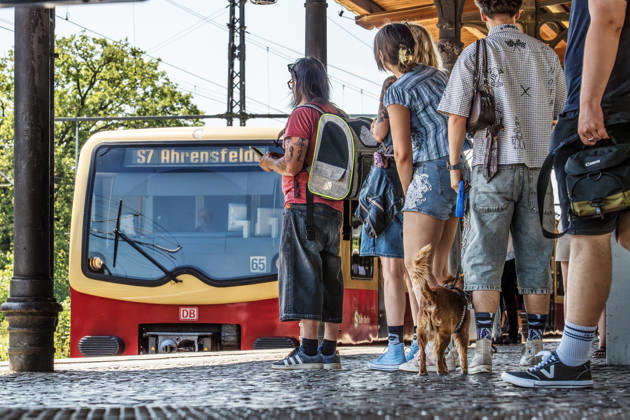 Berliner S-Bahn Zug der Linie S7 Richtung Ahrenfelde bei Halt im S-Bahnhof Grunewald, Fahrgäste am Bahnsteig, Berlin, 30. Juli 2026 Deutschland, Berlin, Juli 2026, S-Bahn-Zug der Linie S7 Richtung Ahrensfelde hält in der Station Grunewald, VBB, ÖPNV, Fahrgäste warten am Bahnsteig, Öffentliche Verkehrsmittel, Deutschlandticket, Deutsche Bahn, Verkehr,