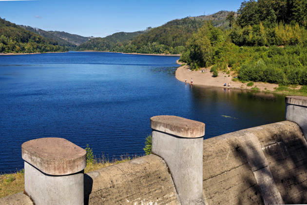 12.08.2026 Blick auf das Wasser der Odertalsperre bei Bad Lauterberg im Landkreis Göttingen in Niedersachsen. Sie ist die südlichste Talsperre der Harzwasserwerke und wurde in den Jahren 1930 - 1933 erbaut und 1934 in Betrieb genommen. Mit einem Staudamm von 310 Meter Länge bietet die Talsperre vor allem Hochwasserschutz für die Region um Bad Lauterberg und kann bis zu 30,6 Millionen m3 Wasser speichern. Neben dem Hochwasserschutz gibt die Talsperre bei der Niedrigwassererhöhung außerdem Wasser an Unterlauf der Oder ab und schützt damit Flora und Fauna im Lebensraum Fluss. Bad Lauterberg Niedersachsen Deutschland