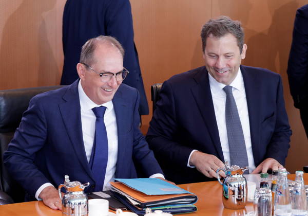 Alexander Dobrindt (CSU), Bundesinnenminister, Lars Klingbeil (SPD, Bundesminister der Finanzen, Vizekanzler und SPD-Bundesvorsitzender, Deutschland, Berlin, Bundeskanzleramt, Das Bundeskabinett befasst sich in seiner 55. Sitzung am 12. August 2026 unter anderem mit dem Gesetzentwurf zur Einführung einer Frühstartrente.