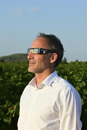 Raphael Glucksmann Observes the Solar Eclipse - Bize-Minervois Co-president of French center-left party Place publique Raphael Glucksmann observes the Solar Eclipse in Bize-Minervois, south-western France, on August 12, 2026 during a visit in Aude. Photo by Pascal Rodriguez ABACAPRESS.COM Bize-Minervois France  Copyright: xRodriguezxPascal ABACAx