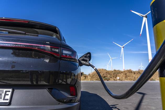 Grünstrom Ladepark A44, an der Ausfahrt Lichtenau, Ladesäulen für Elektrofahrzeuge, mit Strom der direkt aus den umliegenden Windparks und Solarparks kommt, Ladepunkte bis 400kW, Preis am Tag der Aufnahme 0,39â‚¬ Pro kWh, laden eines VW ID4, NRW, Deutschland Grünstrom Ladepark