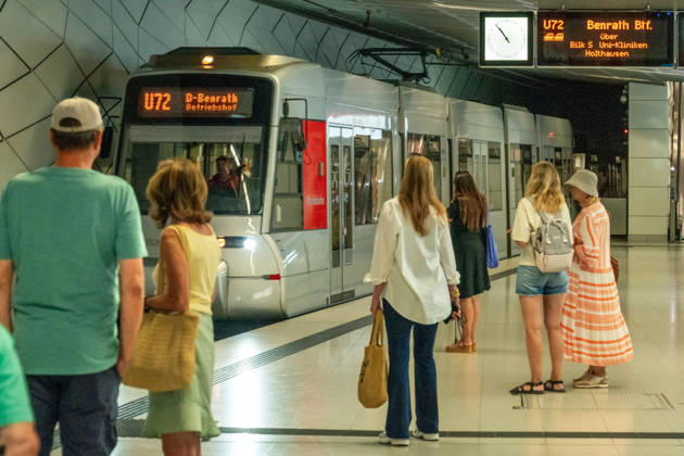U-Bahnhof Heinrich-Heine-Allee, U-Bahn Linie U72 fährt ein, Fahrgäste am Bahnsteig, Düsseldorf, August 2026 Deutschland, Düsseldorf, August 2026, U-Bahnhof Heinrich-Heine-Allee, U-Bahn Linie U72 in Richtung Düsseldorf-Benrath fährt ein, Fahrgäste am Bahnsteig, ÖPNV, Öffentlicher Nahverkehr, Innenstadt, Deutschlandticket, NRW, Nordrhein-Westfalen,