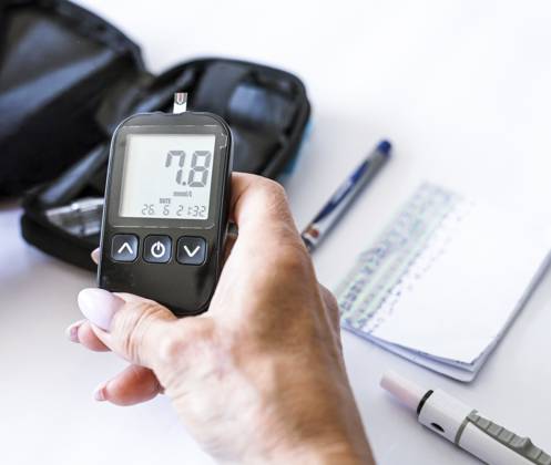 Nahaufnahme einer Frau mit einem Blutzuckermessgerät mit normalem Messwert nach dem Diabetes Test. Überwachung der häuslichen Gesundheit, Blutzuckerkontrolle, Endokrinologie, Behandlung chronischer Krankheiten und moderne Medizintechnik Close-up woman holding a blood glucose meter with normal reading after diabetes test. Home health monitoring, glycemic control, endocrinology, chronic disease management and modern medical techno Copyright: imageBROKER AlinaxKandybka ibxayk18765288.jpg ,model released, Symbolfoto ,property released