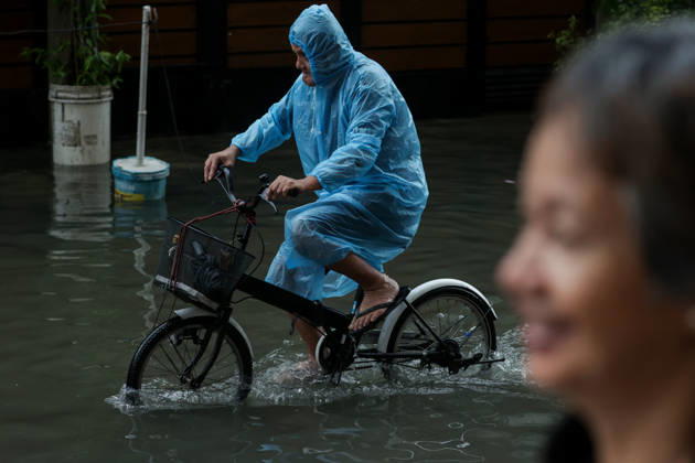 Heavy Rainfall To Continue In Manila A man riding a bicycle wades along a flooded road in Makati City, Manila, Philippines, on August 17, 2026. According to the Philippine Atmospheric, Geophysical, Astronomical and Services Administration s (PAGASA) latest weather forecast, the southwest monsoon will continue to bring heavy rainfall in Luzon, which includes Metro Manila, Ilocos Norte, Batanes, Cagayan, Cordillera Administrative Region, Tarlac, Pampanga, Cavite and Batangas. Makati Philippines  Copyright: xMarkxCristinox originalFilename: cristino-notitle260817_np29m.jpg