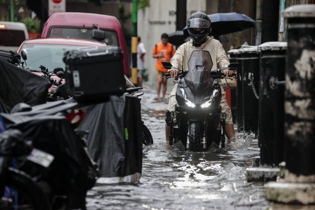 Heavy Rainfall To Continue In Manila A motorcycle wades along a flooded road in Makati City, Manila, Philippines, on August 17, 2026. According to the Philippine Atmospheric, Geophysical, Astronomical and Services Administration s (PAGASA) latest weather forecast, the southwest monsoon will continue to bring heavy rainfall in Luzon, which includes Metro Manila, Ilocos Norte, Batanes, Cagayan, Cordillera Administrative Region, Tarlac, Pampanga, Cavite and Batangas. Makati Philippines  Copyright: xMarkxCristinox originalFilename: cristino-notitle260817_npaRM.jpg