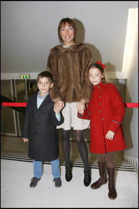 News from August 18, 2026: Mathilde Favier, Dior’s director of public relations, and her partner, film producer Nicolas Altmayer, died yesterday in a car accident in the Deux-Sèvres department. MATHILDE AGOSTINELLI AND HER CHILDREN; CHANTAL GOYA PERFORMS AT THE PALAIS DES CONGRÈS 25 YEARS AFTER THE PREMIERE OF HER SHOW *THE MYSTERIOUS JOURNEY OF MARIE ROSE* PARIS, France  Copyright: xRINDOFF-GUIRECx xBESTIMAGExRINDOFF-GUIRECx xBESTIMAGEx