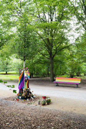 Berlin,18.08.2026,ein Ahornbaum und eine Regenbogenbank erinnern an den islamischen Terror Anschlag beim CSD vom 25.07.2026 im Tiergarten