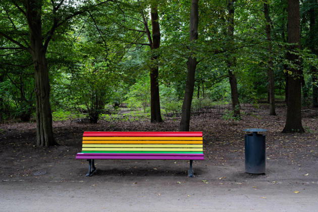 Berlin,18.08.2026,ein Ahornbaum und eine Regenbogenbank erinnern an den islamischen Terror Anschlag beim CSD vom 25.07.2026 im Tiergarten