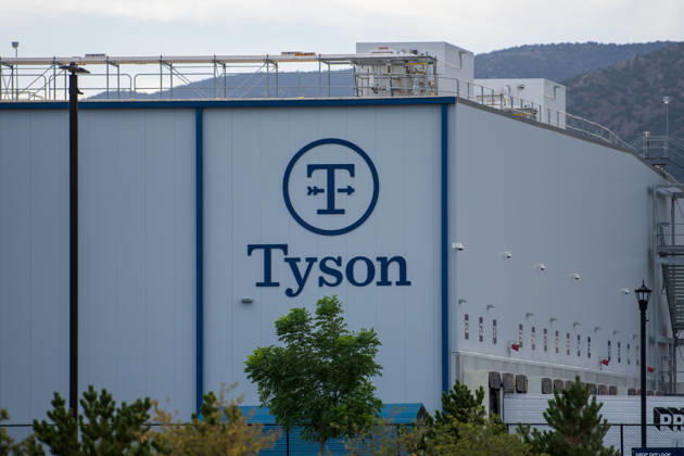 Tyson Foods Shuts Multiple U.S. Production Plants Amid Historic Cattle Shortages The Tyson Foods company logo is pictured on the exterior wall of a case-ready meat processing facility in Eagle Mountain, Utah, United States, on August 19, 2026. Tyson Foods, Inc. has accelerated a nationwide supply chain restructuring, permanently closing multiple major facilities across the country due to domestic livestock shortages and rising corporate operational losses. Eagle Mountain Utah United States  Copyright: xCharles-McClintockxWilsonx originalFilename: schneider-tysonfoo260819_npMmQ.jpg