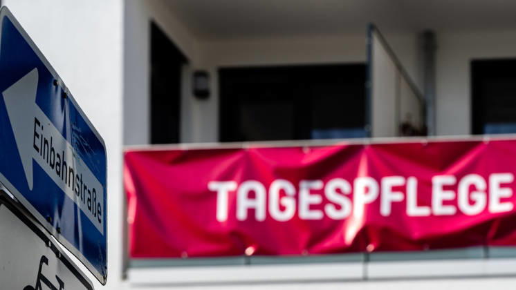 20.08.2026, Deutschland,Sachsen, Bautzen : Außenansicht und Hinweisschild der Tagespflege im aiutanda Lebenspark ãAm StadtwallÒ in der Töpferstraße in Bautzen. Tagespflegeeinrichtungen unterstützen pflegebedürftige Menschen tagsüber bei Betreuung und Versorgung und können zugleich pflegende Angehörige entlasten. Foto : Steffen Unger Honorarfrei für Produkte von Sächsische.de und Sächsischer Zeitung Steffen Unger Tel: 0178 43 50 786 email: steffen_unger@gmx.de Besondere Hinweise :