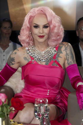 ABB TALKSHOW- Belle la Donna Hamburger Burlesque Kuenstlerin, Saengerin, Tarnzerin zu Gast in der NDR Talkshow unter dem Motto 400 Jahre Reeperbahn Spezial aus dem NDR 3 Studio am Freitag 21.AUGUST 2027 in Hamburg Aufzeichnung vom 01.07.2026 Hamburg Deutschland