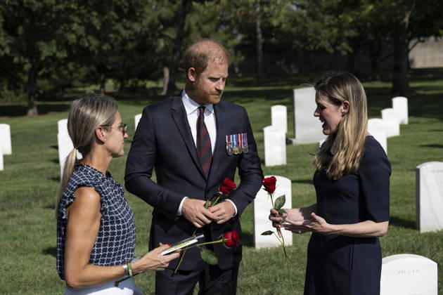 August 21, 2026, Arlington, Va, United States of America: Britainâ€⠢s Prince Harry, speaks with Melissa and Becky Moriarty at the gravesite of their brother, U.S. Army Staff Sgt. James Moriarty, in Section 60 of Arlington National Cemetery, August 19, 2026 in Arlington, Virginia. Section 60 is the burial ground for service members killed in Afghanistan and Iraq. Arlington United States of America - ZUMAp138 20260821_zaa_p138_013 Copyright: xElizabethxFraser U.S.xArmyx