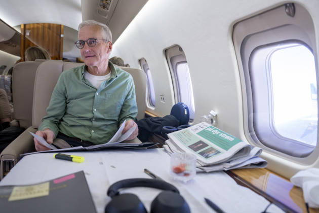 Store pa vei til Ukraina Rzeszow , Polen 20260822. Statsminister Jonas Gahr Store ombord i et innleid jetfly pa vei i Rzeszow i Polen for videre reise med nattoget til Kyiv i Ukraina. Foto: Javad Parsa NTB Rzeszow Polen DsEQYdRunmk EDITORIAL USE ONLY Ref:_BNC_POLDsEQYdRunmk.jpg Copyright: xJavadxParsax xNTBx